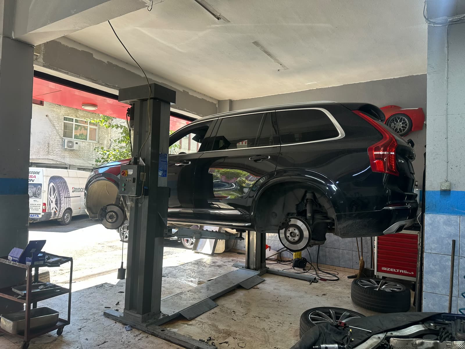 Lift üzerinde araç bakımı